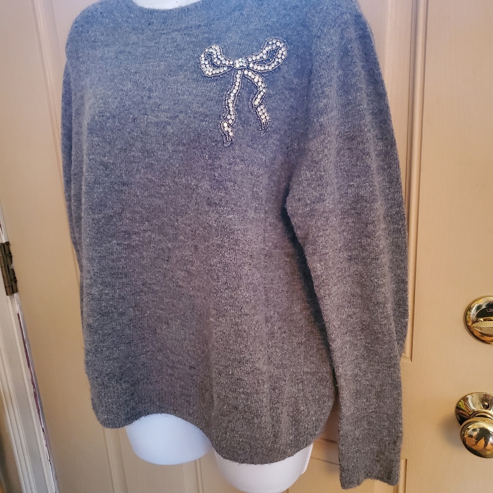GRAY SWEATER